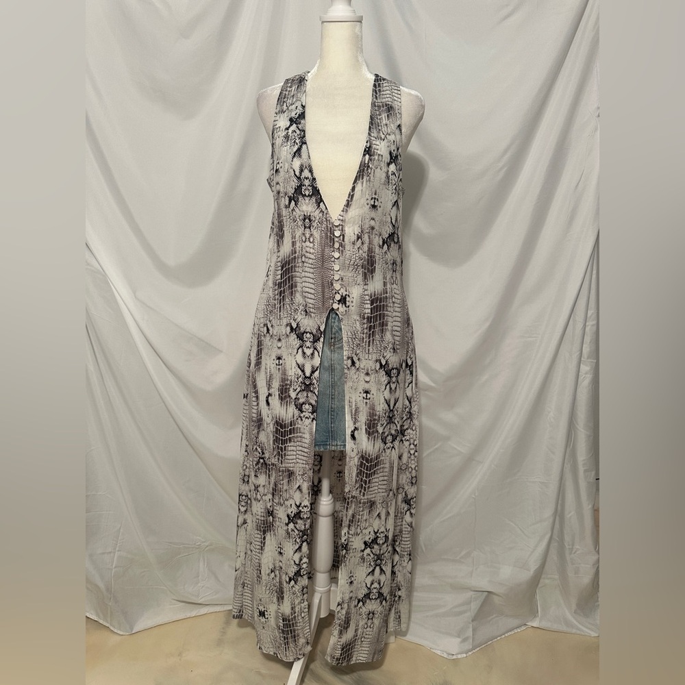 Sleeveless Black and White Long Vest